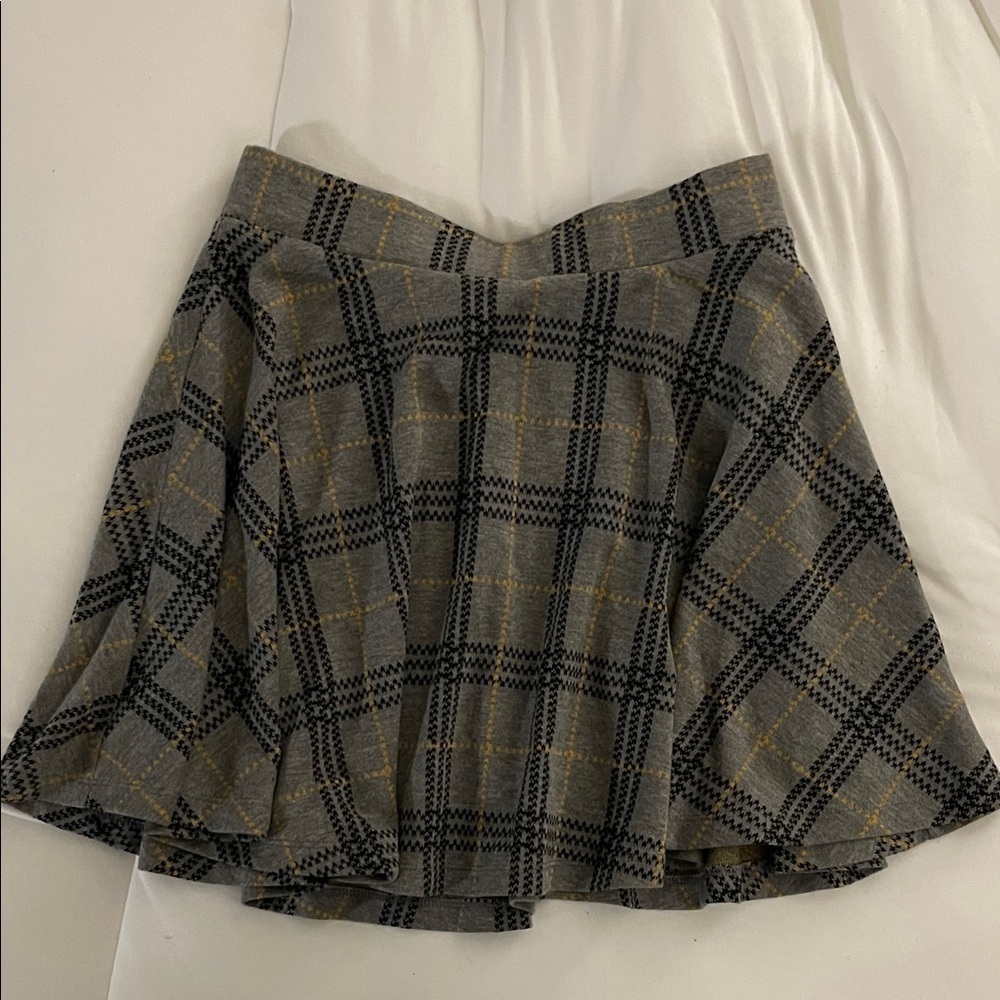 Francesca's Collections Glo Fashion Plaid Skater Skirt in Gray and Gold